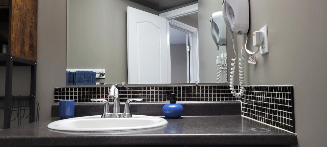 Blue Wave 2 Bedroom Suite Saskatoon Exteriör bild